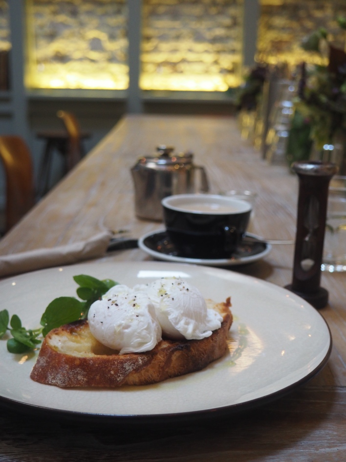 Brunch in Covent Garden, The Black Penny, poached eggs